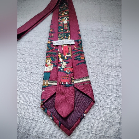 LIKE NEW "Carolers By the Tree" Christmas Tie, Holiday Gift Stocking Stuffer - Picture 6 of 7